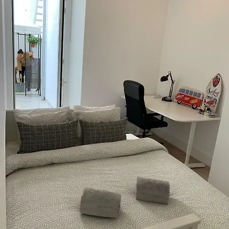 Lapa Newly Renovated 2 Designer Bedroom *